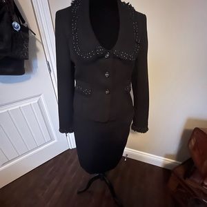 2/$50 item. Nine West suit. Wore once. Size 8. Skirt is mid length.